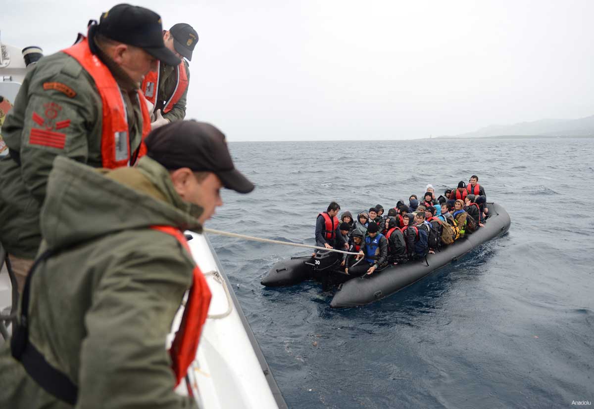Coast guards rescue refugees off Turkish shores, 28 October 2015