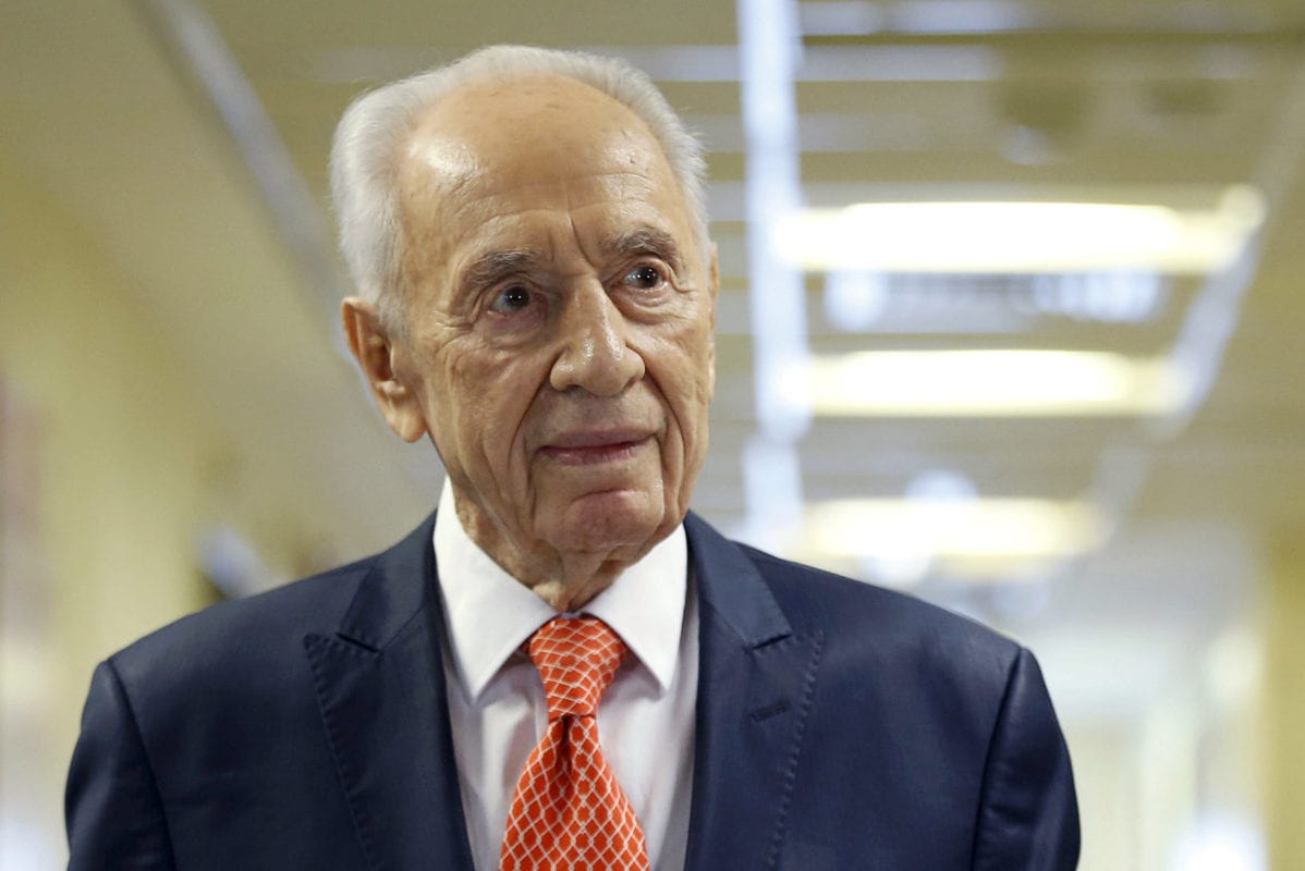 Former Israeli President Shimon Peres delivers a statement to the media as he is discharged from a hospital near Tel Aviv, 19 January, 2016 [Baz Ratner/Reuters]