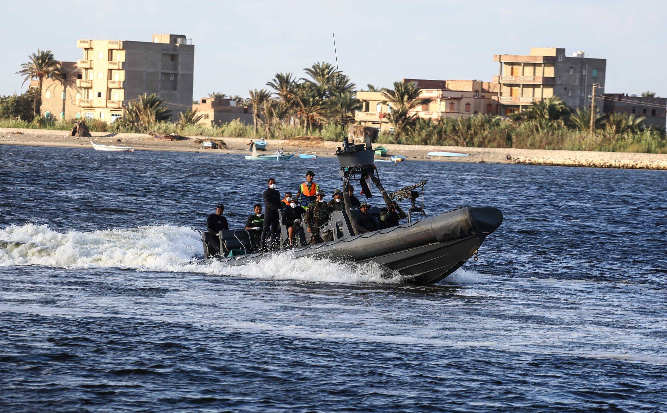 Egyptian security forces search for migrants after their boat submerged, at Port Rashid in Beheira, Egypt [İbrahim Ramadan/Anadolu Agency]