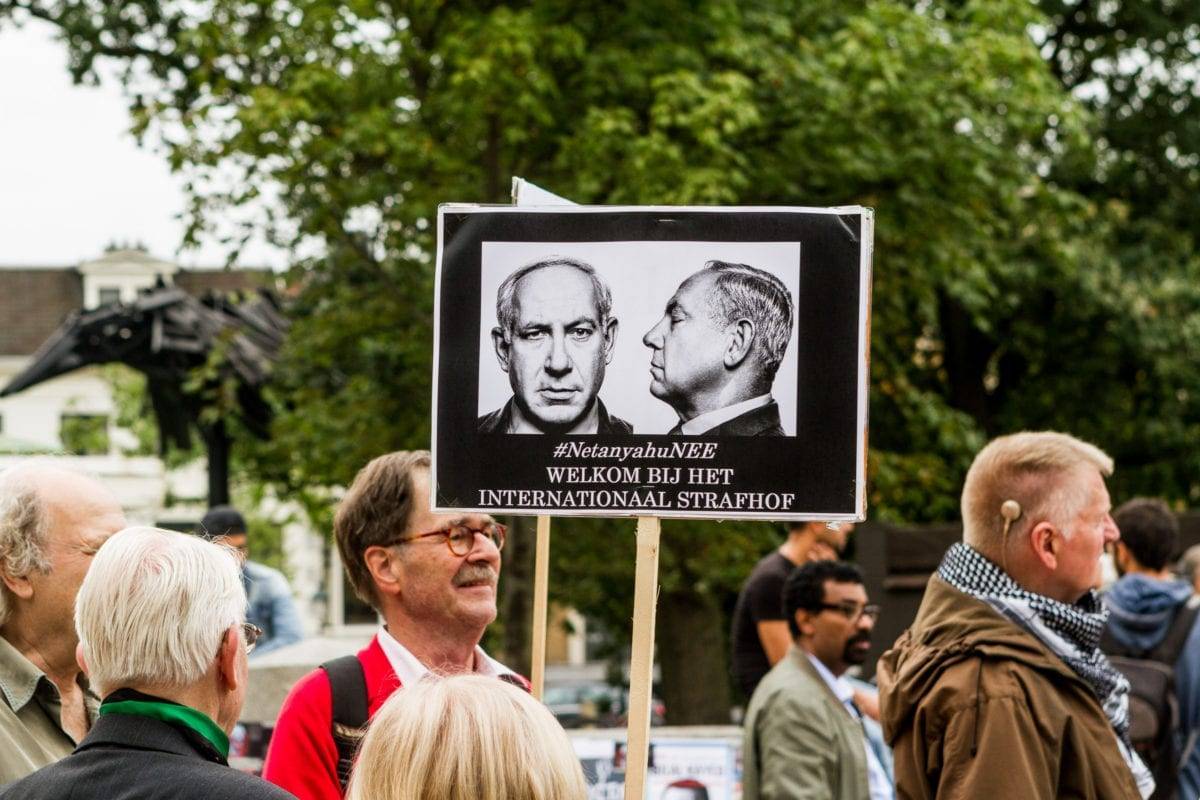 Protesters, supporting Palestinians, stage a demonstration against Israeli Prime Minister Benjamin Netanyahu prior his visit in The Hague, Netherlands on 6 September 2016. [Paco Núñez - Anadolu Agency]