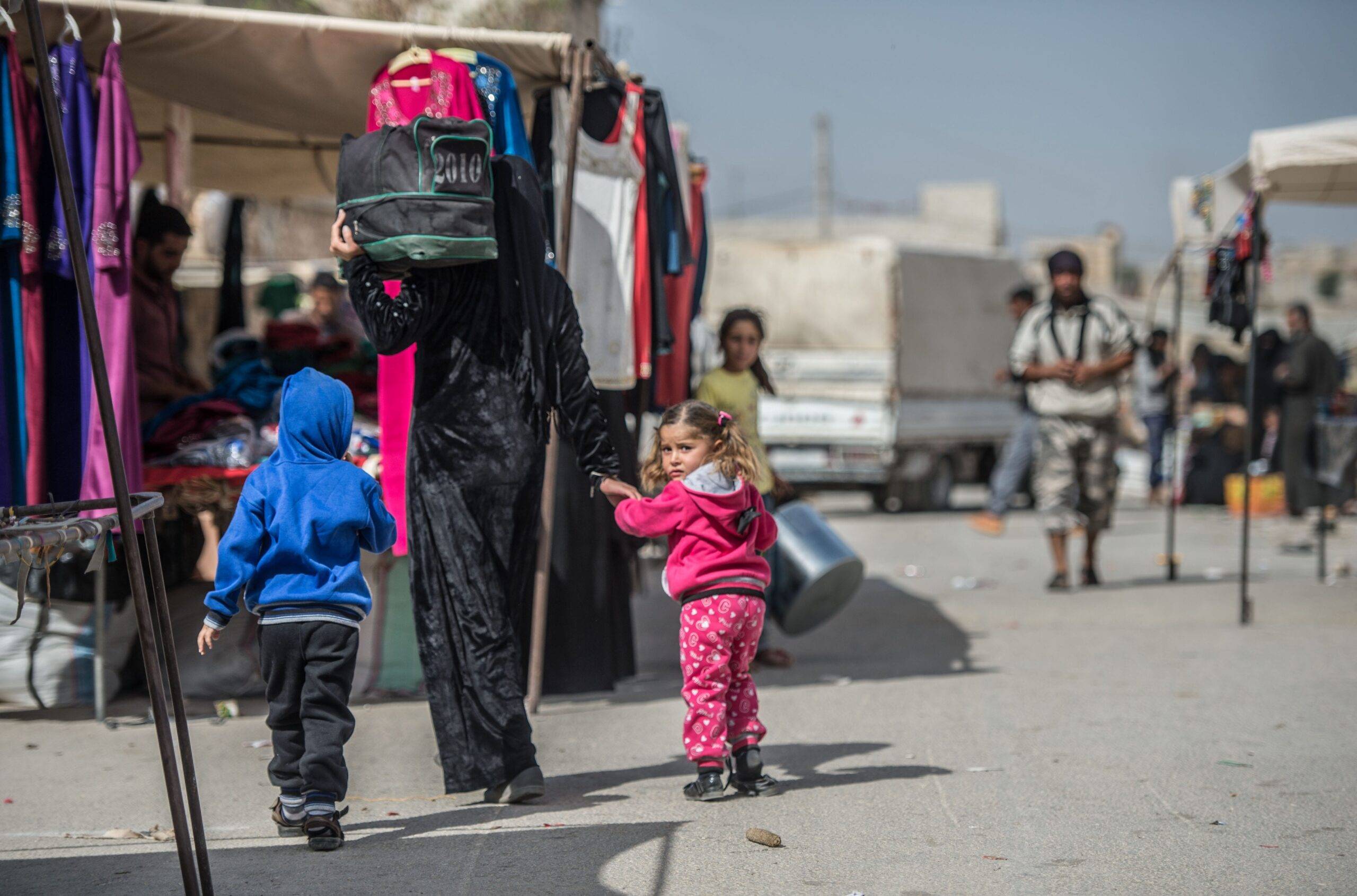 Syrians who have returned to the Syrian town of Jarabulus on October 3, 2016 [Halil Fidan/Anadolu Agency]