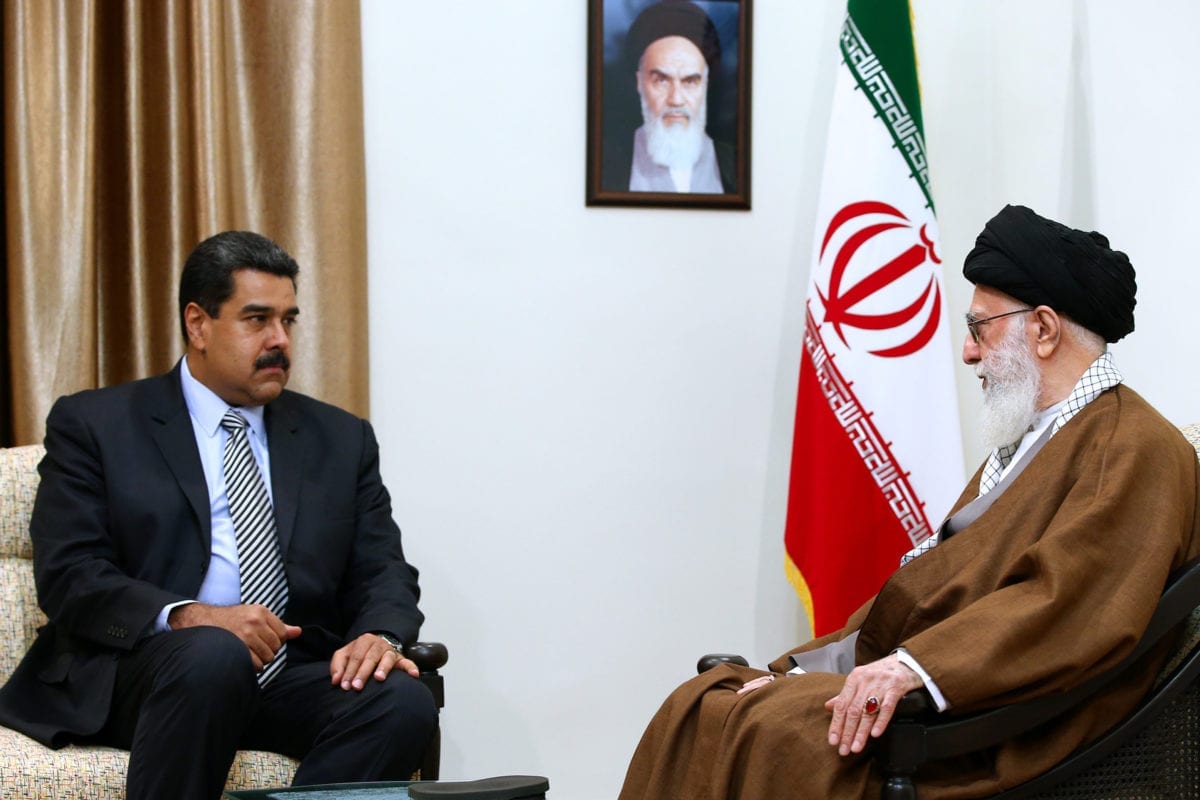 Venezuelan President Nicolas Maduro (L) meets the Supreme Leader of Iran, Ali Khamenei during his visit in Tehran, Iran on October 22, 2016 [Supreme Leader Press Office/Anadolu Agency]
