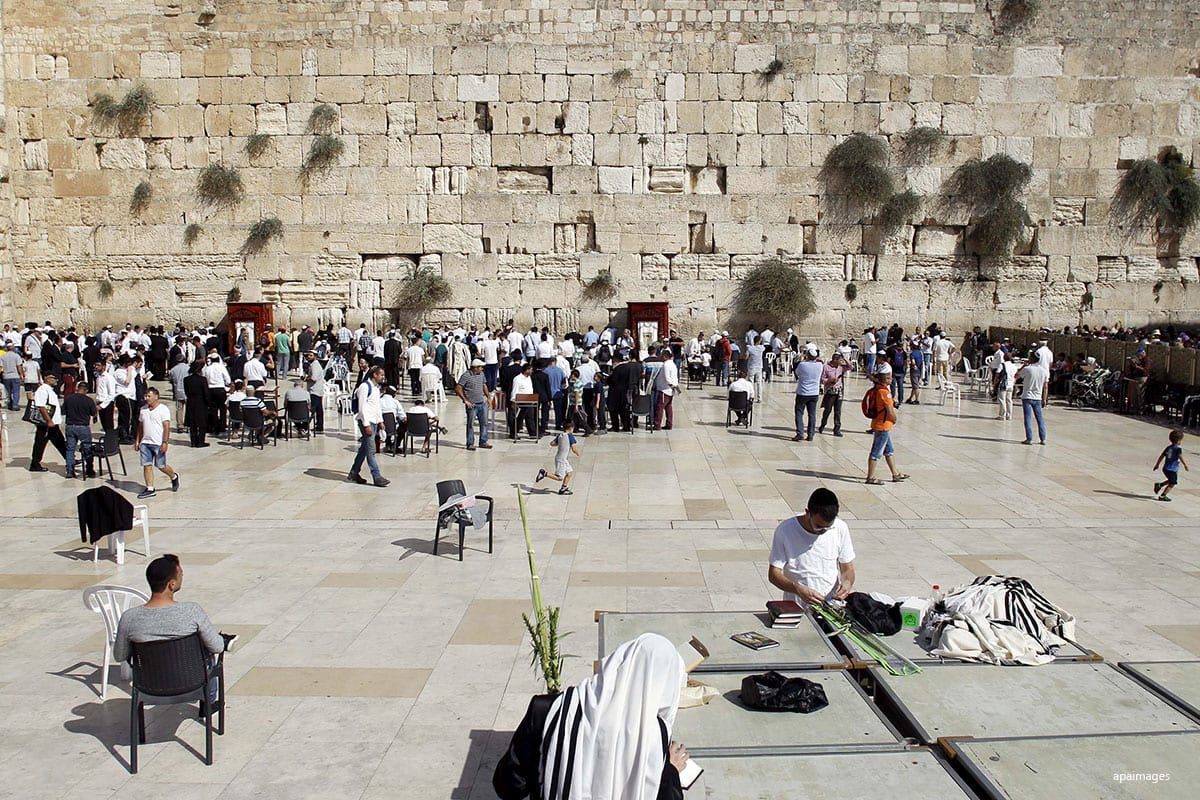 Israeli Jews visit the Western Wall to pray in Jerusalem on October 19, 2016. apaimages