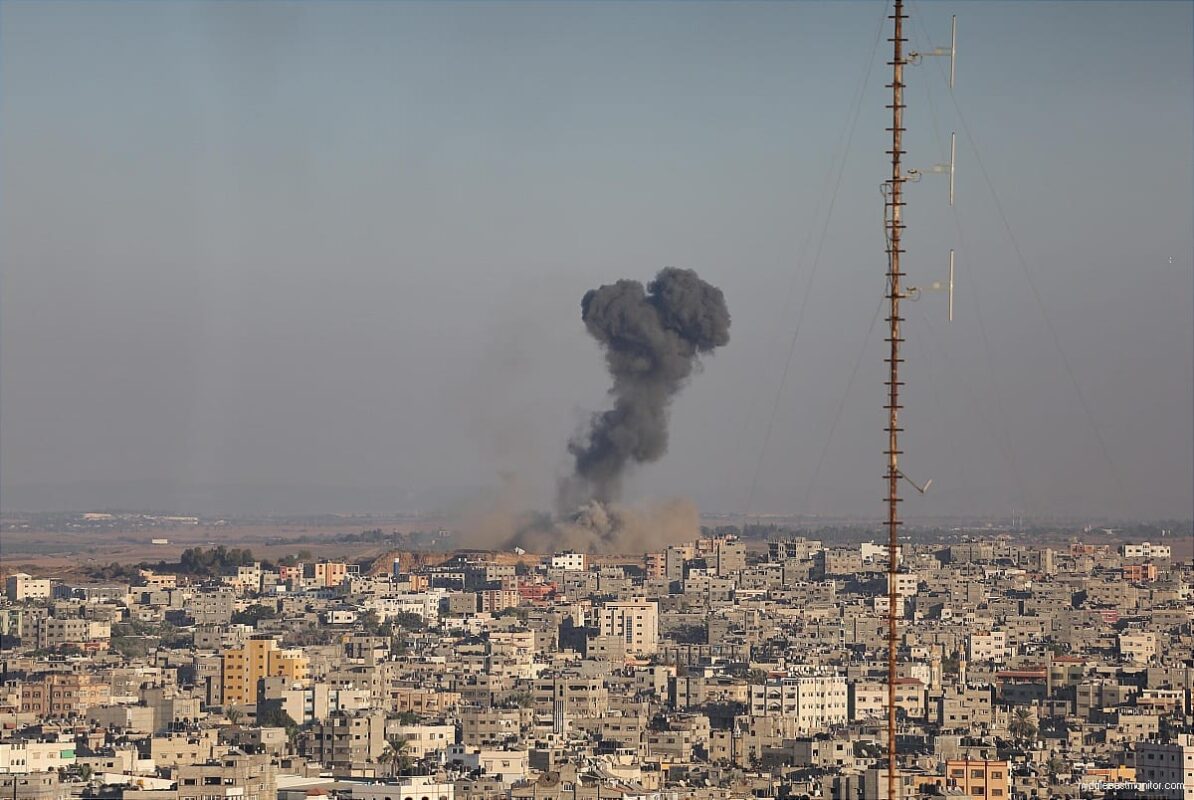 Smoke rises in Gaza after Israeli carried out air strikes [Apaimages]