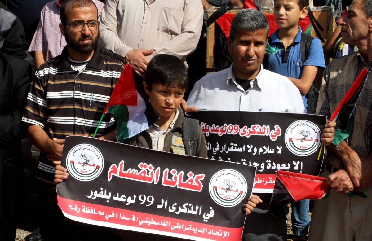 A group of Palestinian hold placards and flags during a protest to mark the anniversary of the Balfour Declaration at Marterys' Square in Gaza on 1 November 2016.
[Abed Rahim Khatib/Anadolu Agency]