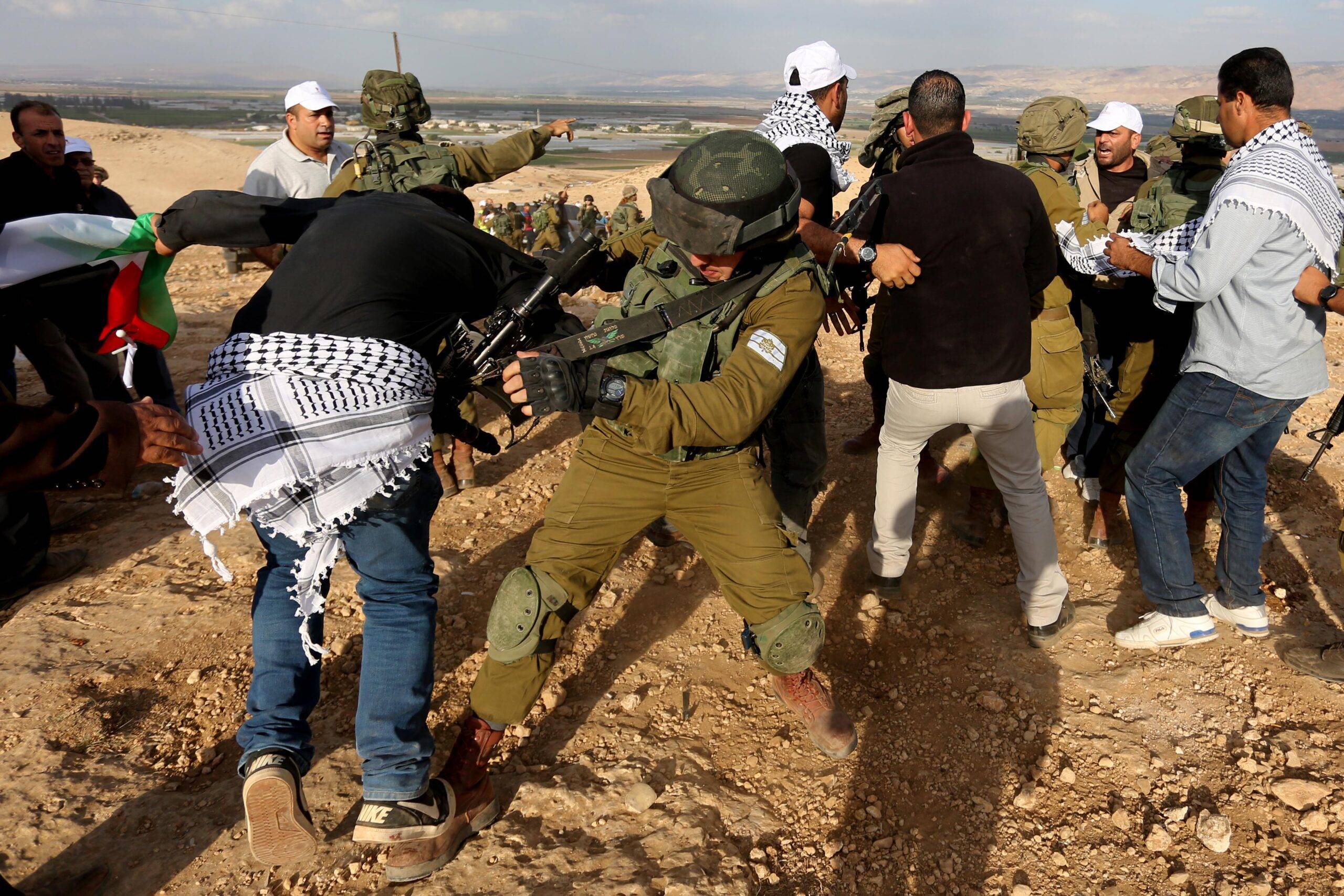 Israeli security forces brutally arrest Palestinian protesters in West Bank [Issam Rimawi - Anadolu Agency]
