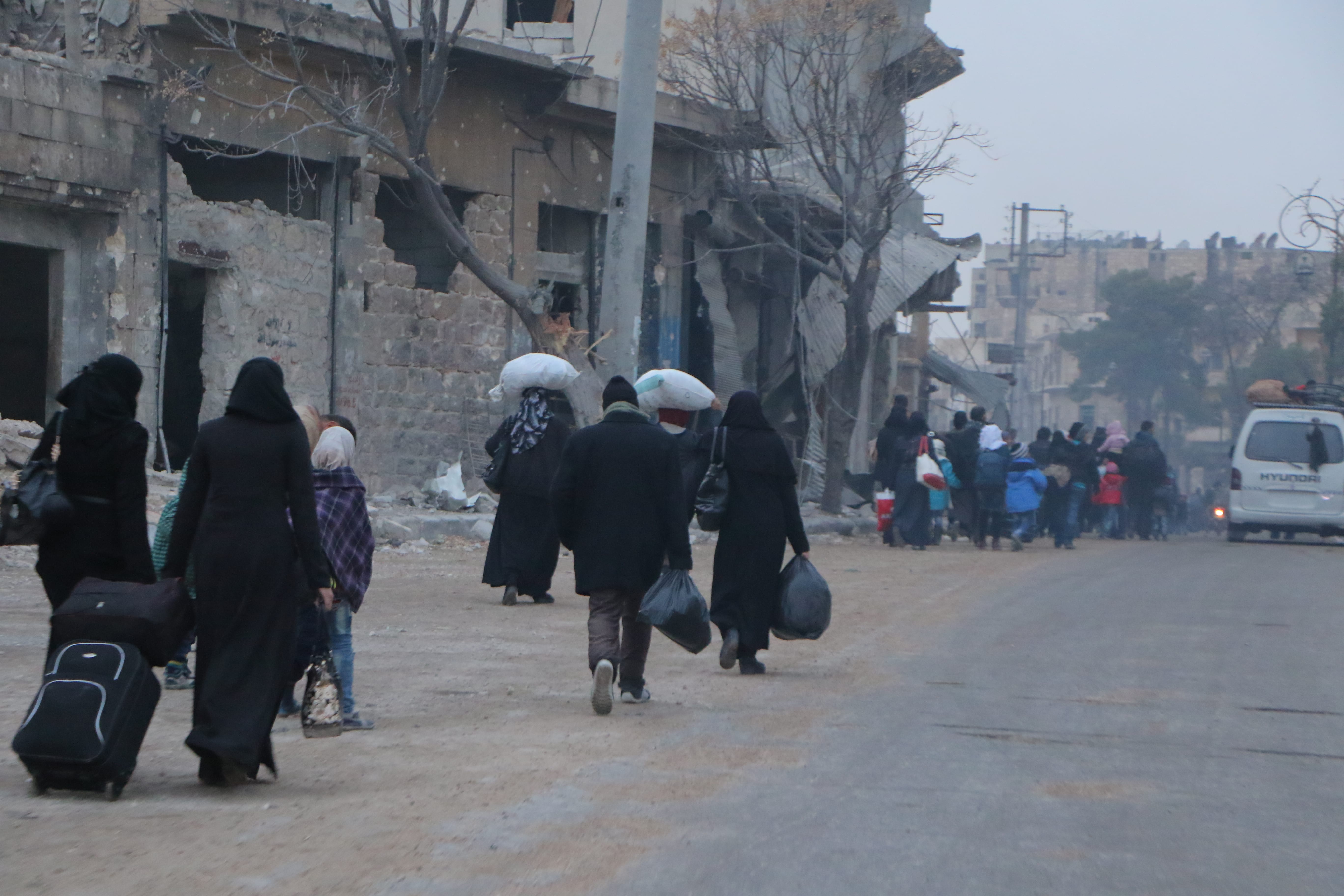 Syrians living in Aleppo flee to safer zones Middle East Monitor