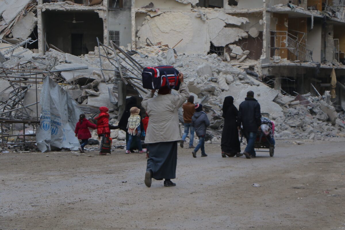 Syrians living in Aleppo flee the city due to ongoing regime forces attacks and move to opposition controlled areas on December 1, 2016 [Ibrahim Ebu Leys/Anadolu Agency]
