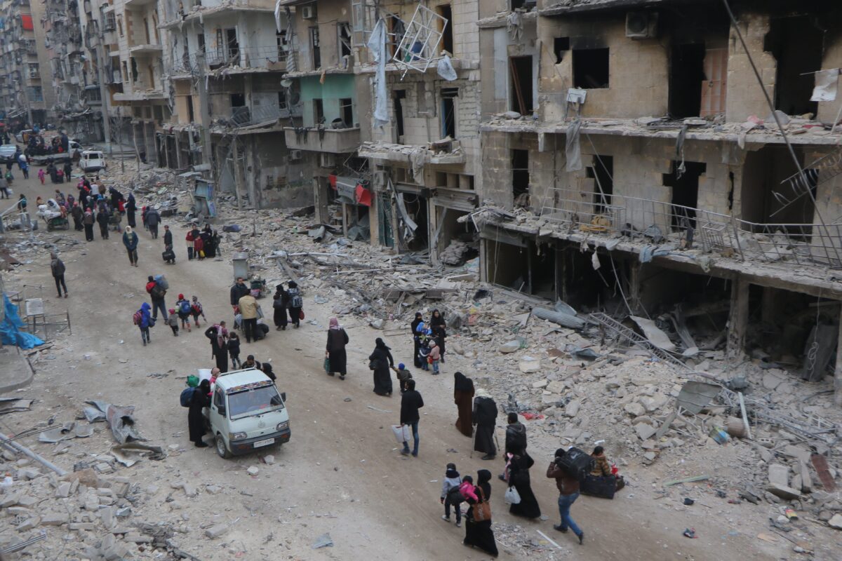 Syrians living in Aleppo flee the city due to ongoing regime forces attacks and move to opposition controlled areas on December 1,2016 [Ibrahim Ebu Leys/Anadolu Agency]