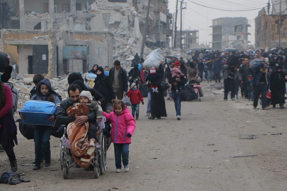 Syrians living in Aleppo flee the city due to ongoing regime forces attacks and move to opposition controlled areas on December 1, 2016 [Ibrahim Ebu Leys/Anadolu Agency]