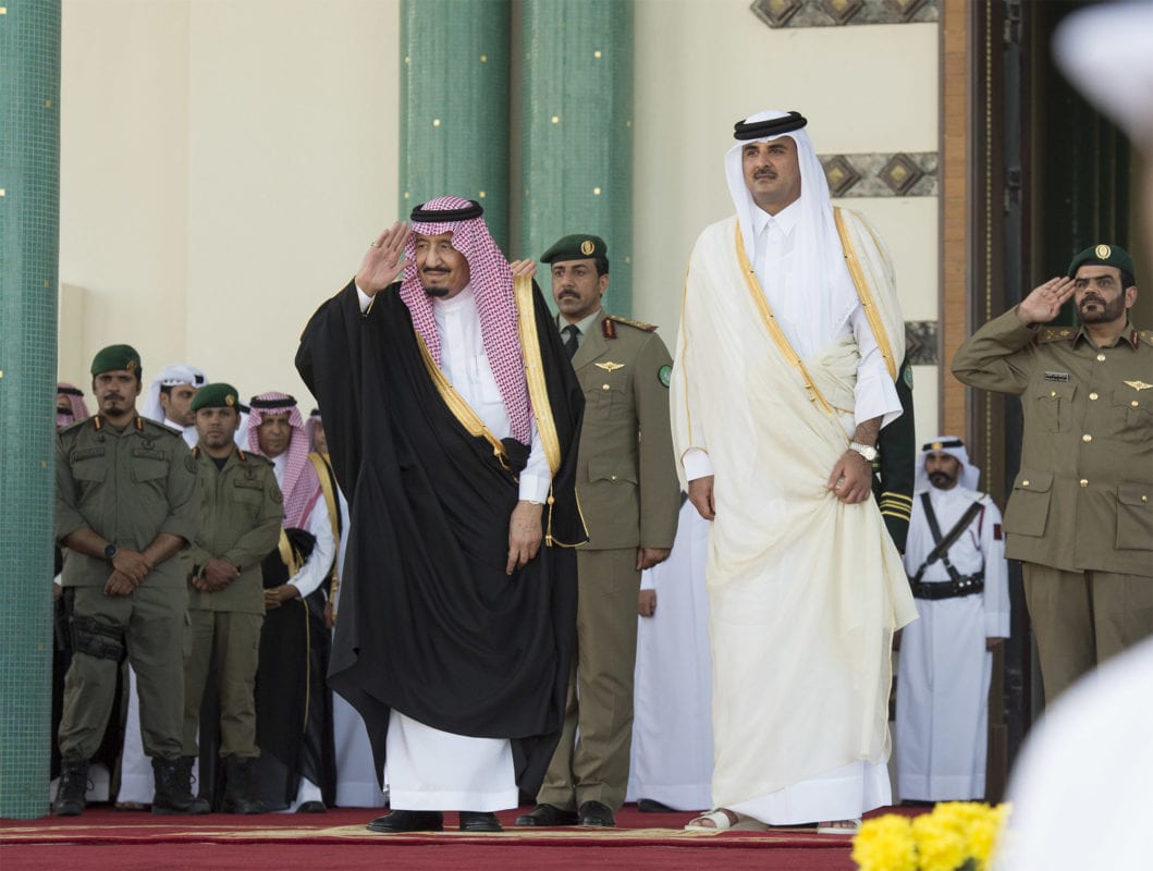 Saudi King Salman bin Abdulaziz (L) is welcomed by Emir of Qatar Sheikh Tamim bin Hamad Al Thani (R) in Doha, Qatar on 5 December 2016 [Bandar Algaloud/ Saudi Kingdom/ Handout/Anadolu Agency]