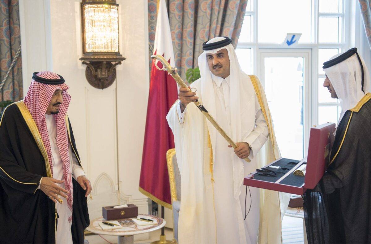 Emir of Qatar Sheikh Tamim bin Hamad Al Thani (C) presents a gift to King of Saudi Arabia Salman bin Abdulaziz (L) during their meeting at Royal Palace in Doha, Qatar on 5 December, 2016 [Bandar Algaloud/Anadolu Agency]