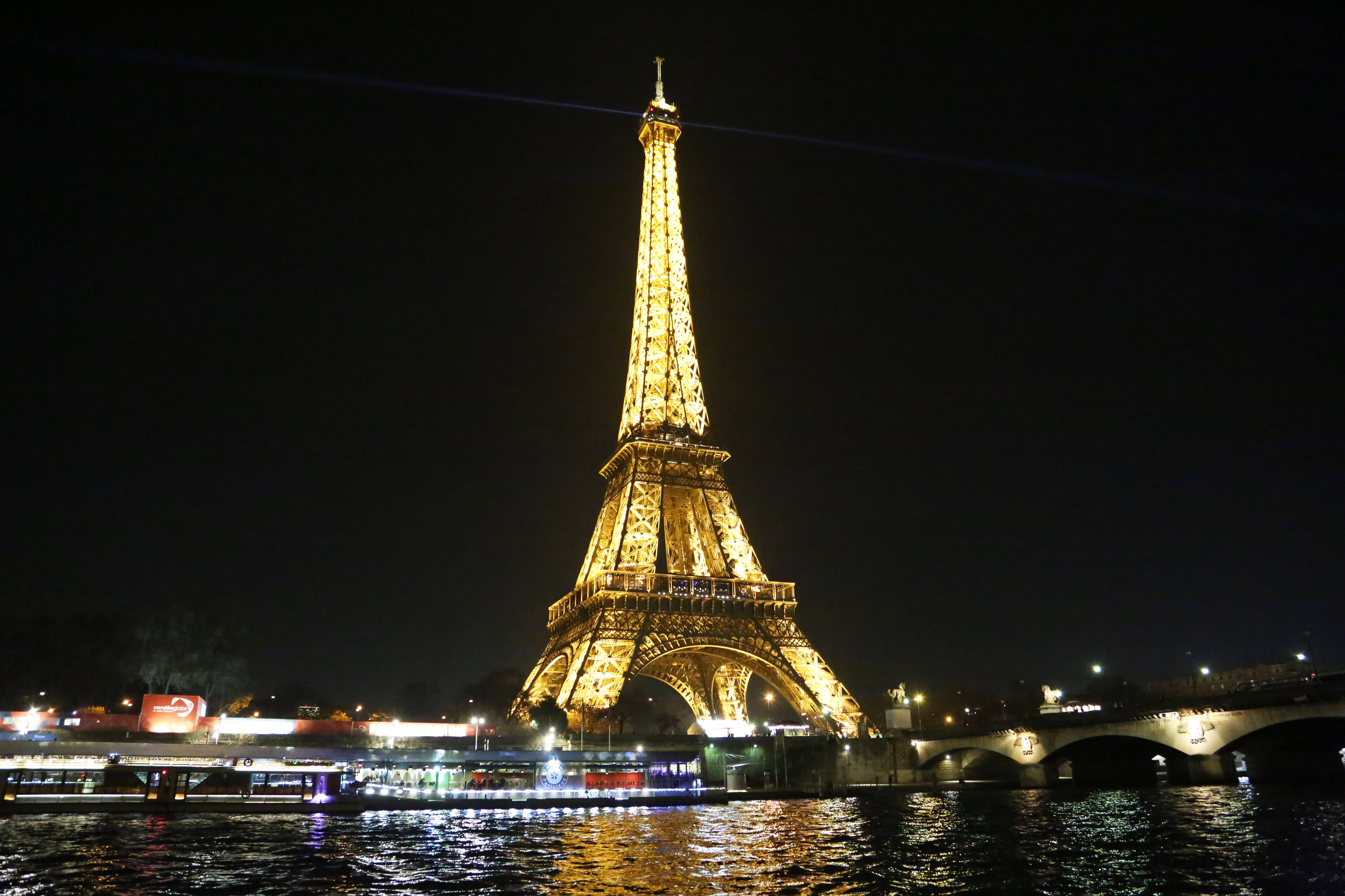 Eiffel Tower turns off its lights for Aleppo Middle East Monitor