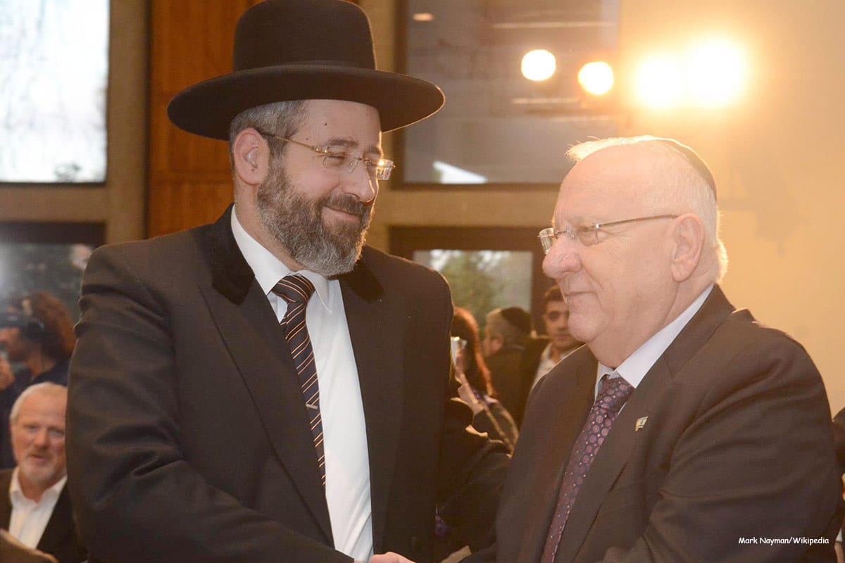 Image of the Chief Rabbi in Israel, David Lau (L) [Mark Nayman/Wikipedia]