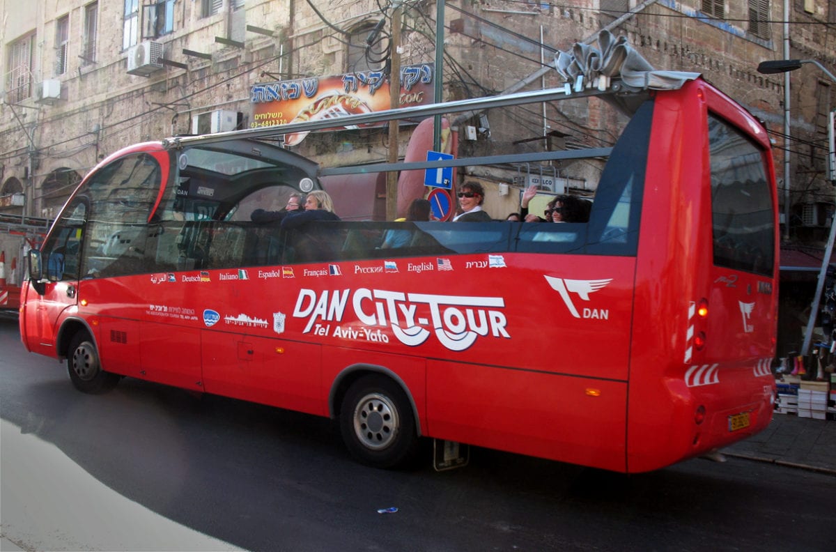Dan Bus Company city tour [Ynhockey/Wikimedia]