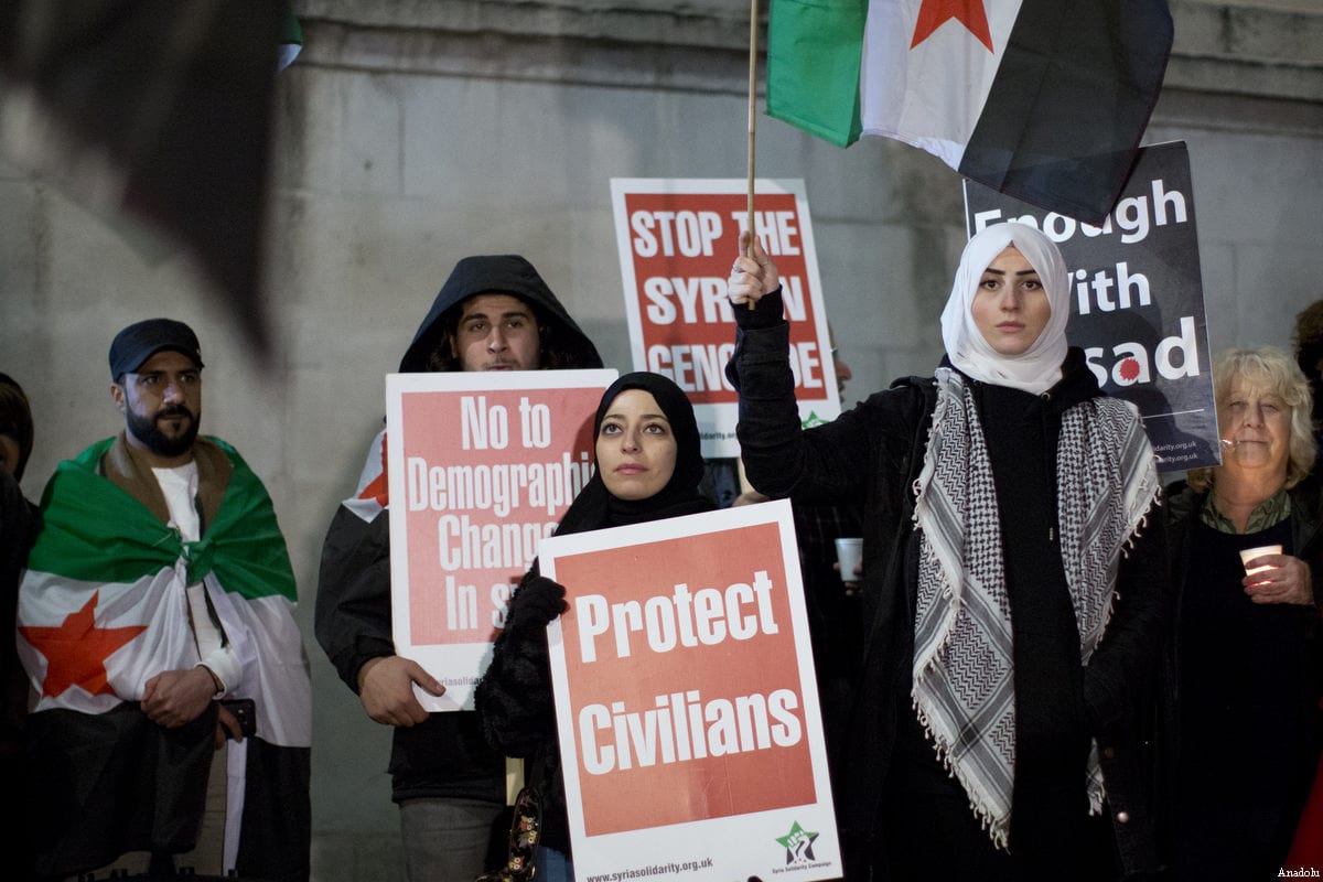 People in London come together at Trafalgar Square, central London, in a candle vigil to condemn massacres and attacks in Aleppo over Syrian civilians in United Kingdom on December 20, 2016. [Isabel Infantes/Anadolu Agency]