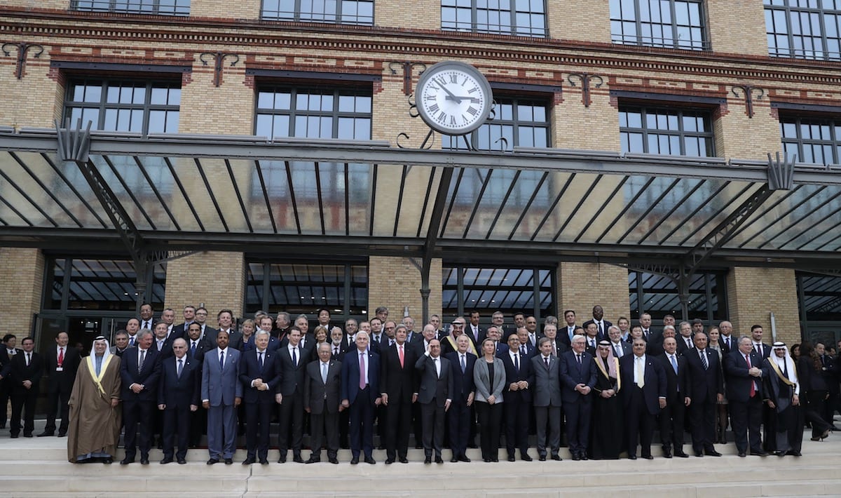 Delegates pose for a photo during the Middle East peace conference on Israel-Palestinian territories' in Paris, France on January 15, 2017 [Cem Özdel / Anadolu Agency]( Cem Özdel - Anadolu Agency )