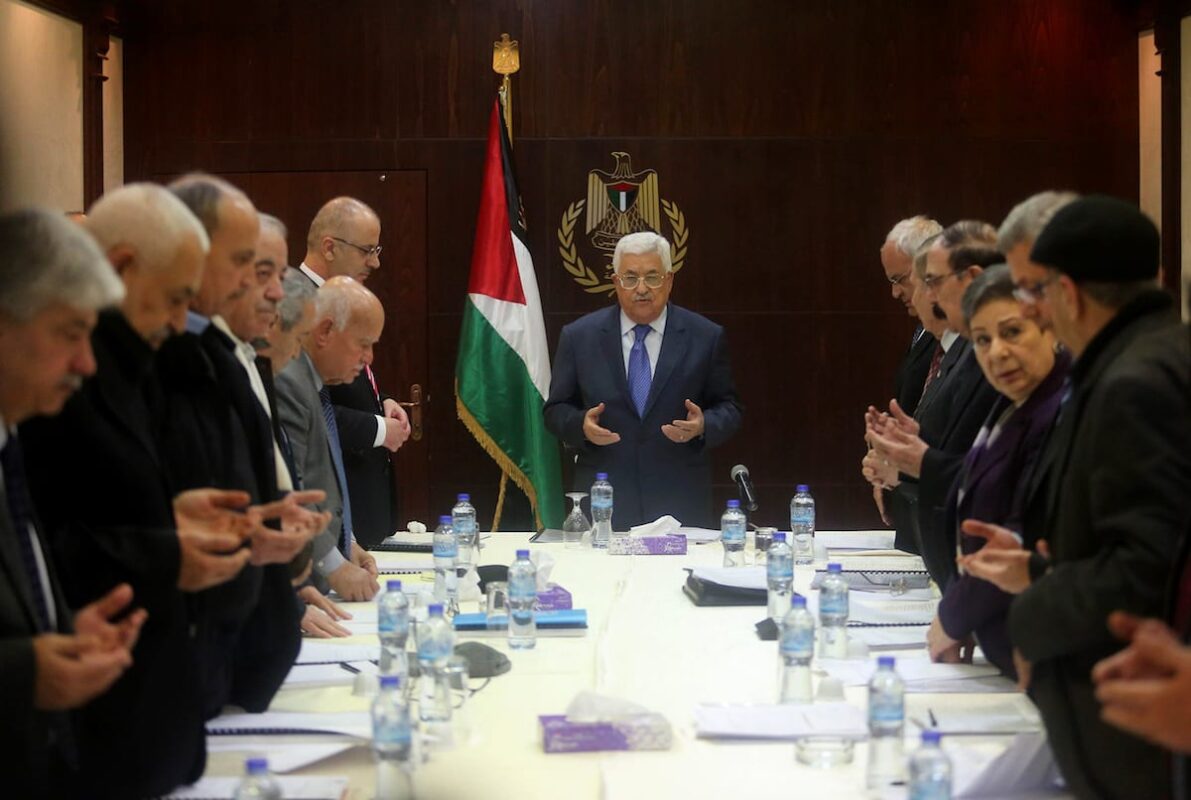 Palestinian President Mahmoud Abbas (C), Palestinian Prime Minister Rami Hamdallah (7th L) and Palestinian chief negotiator, Saab Erikat (6th R) meet with the executive board members of Palestine Liberation Organisation (PLO) in Ramallah, West Bank on February 13, 2017 [Issam Rimawi - Anadolu Agency]