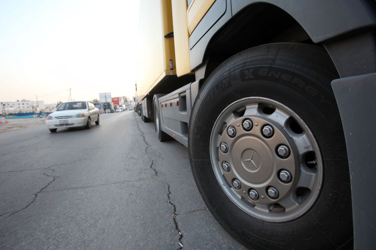 Hundreds of truck drivers stage a convoy protest on February 23, 2017 [Salah Malkawi/Anadolu Agency]