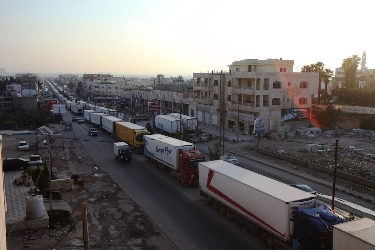 Hundreds of truck drivers stage a convoy protest in demand of reducing customs entry fee to Saudi Arabia in Ar Ramtha, Jordan on February 23, 2017. [Salah Malkawi - Anadolu Agency]