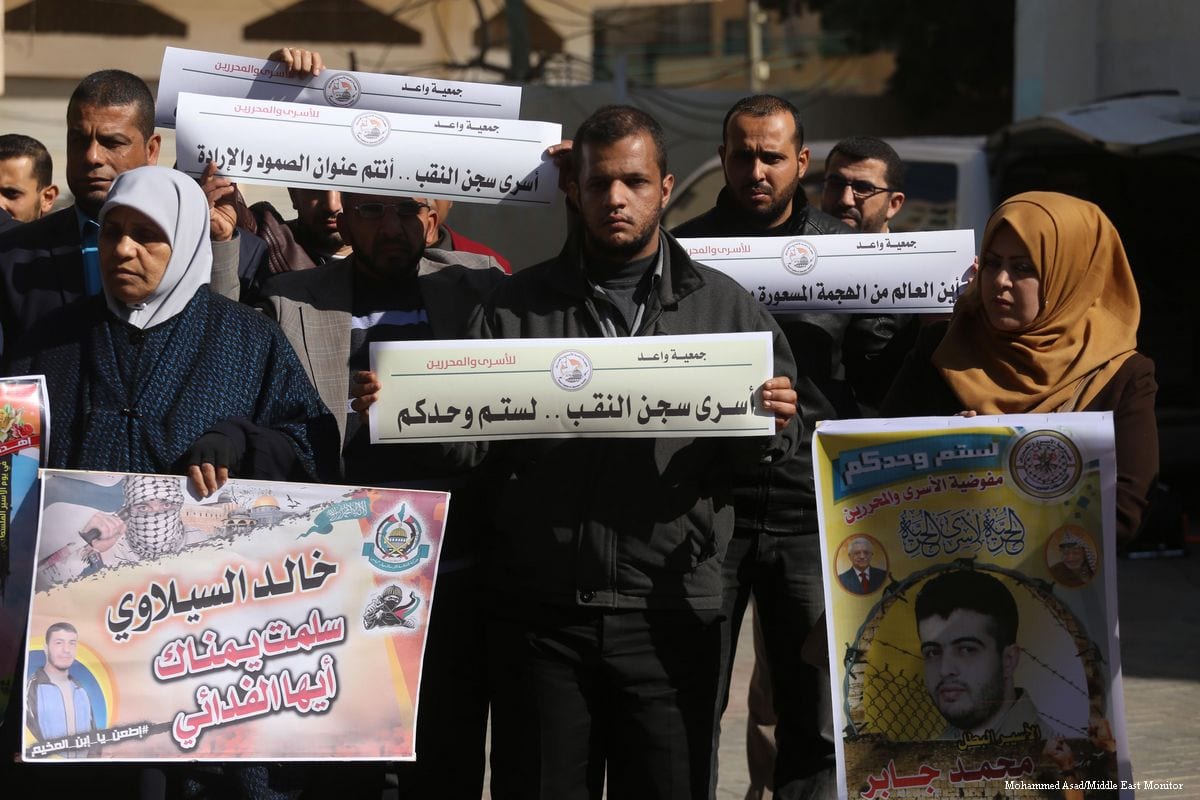 Palestinians in Gaza hold a conference in support of prisoners in the Nafha prison who have been subjected to raids and humiliation at the hands of Israeli forces [Mohammed Asad/Middle East Monitor]