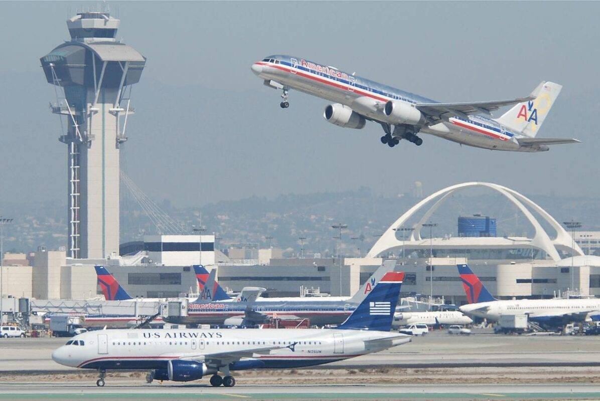 File photo of an American Airlines plane taking off [Aero Icarus / Wikipedia]