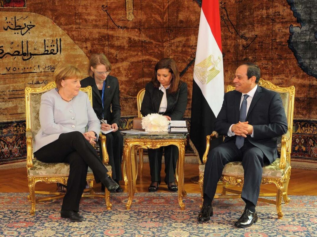 German Chancellor Angela Merkel (L) meets with Egyptian President Abdel Fattah el-Sisi (R) during their meeting at Ittihadiya Presidential Palace in Cairo, Egypt on March 2, 2017.
 [Egyptian Presidency - Handout - Anadolu Agency]