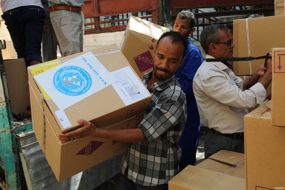 Yemeni people carry humanitarian aid packages including medical equipment and medicines distributed by United Nations at the Al Tavun hospital in Taiz, Yemen on March 4, 2017. ( Abdulnasser Alseddik - Anadolu Agency )