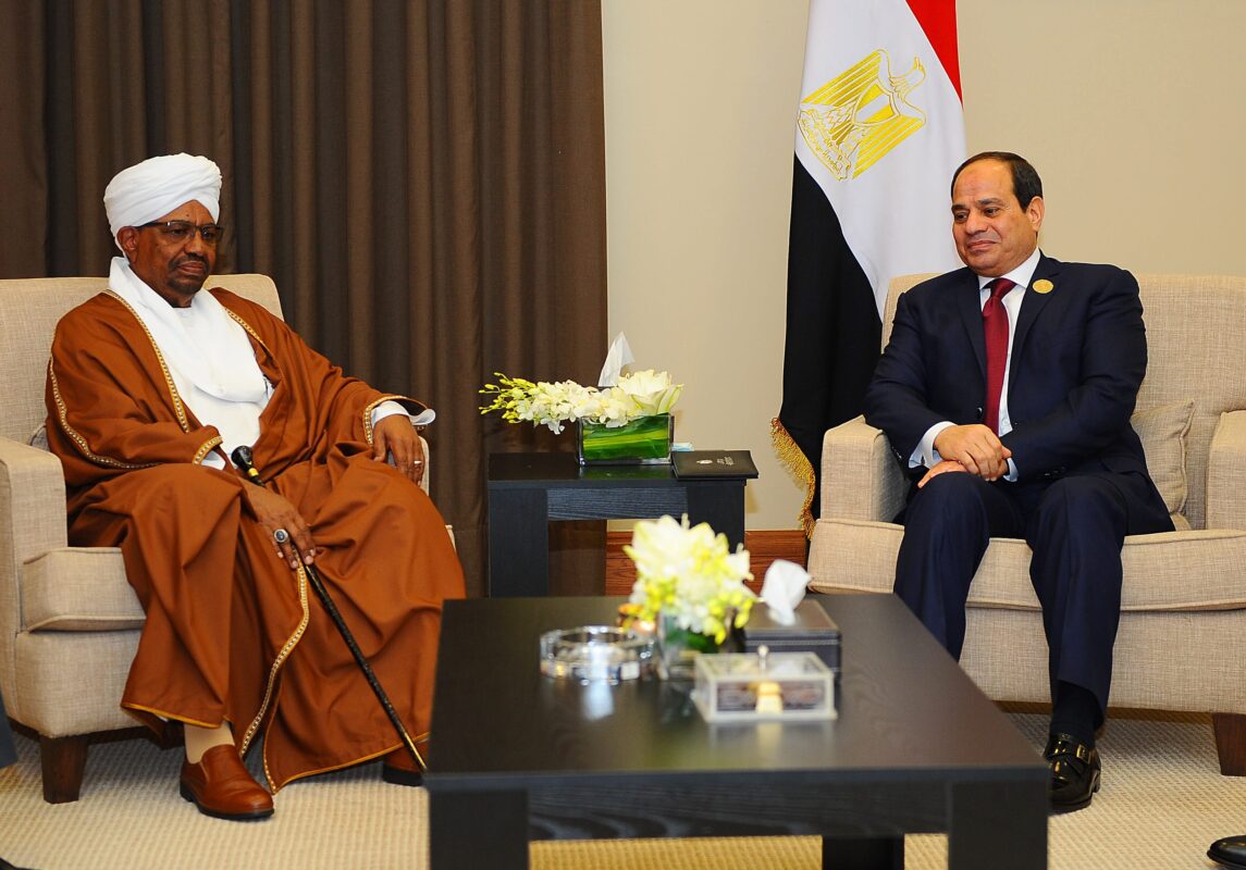 Sudanese President Omar al-Bashir (L) meets Egyptian President Abdel Fattah el-Sisi (R) in Amman, Jordan on 29 March 2017.  (Egyptian Presidency / Handout - Anadolu Agency )