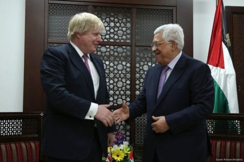 British Foreign Secretary Boris Johnson (L) shakes hands with Palestinian President Mahmoud Abbas (R)  in Ramallah, West Bank on 8 March 2017 [ Issam Rimawi - Anadolu Agency]
