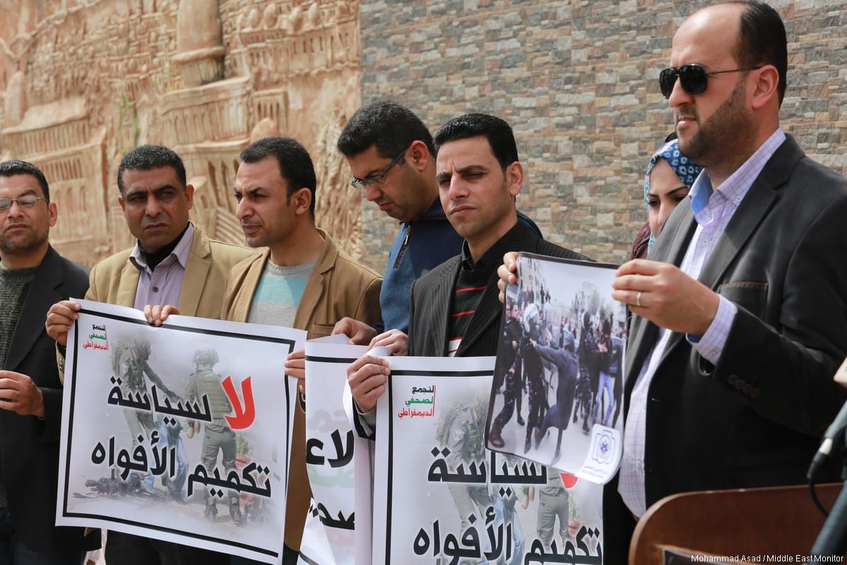 Palestinian Journalists Syndicate in the Gaza Strip goes on strike in protest against the security officers' aggression towards their colleagues in occupied Ramallah, West Bank, 13 March 2017. [Images by Mohammad Asad / Middle East Monitor]