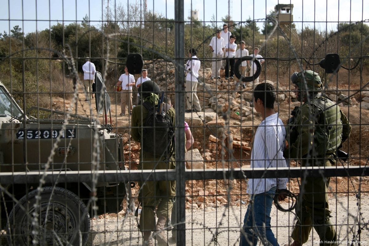 Israeli forces arrest Palestinian youths on 23 October 2012 [Najeh Hashlamoun/Apaimages]