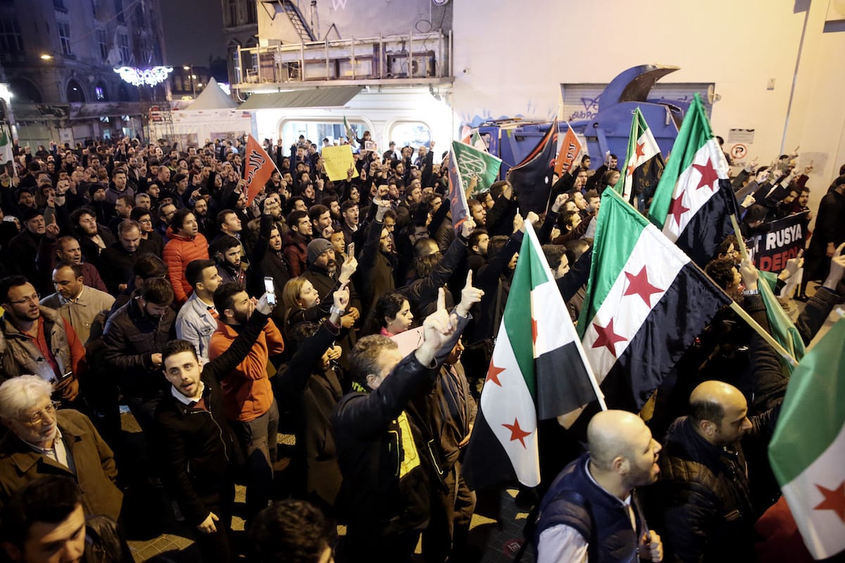 People attend a protest to condemn Assad regime forces' suspected chemical gas attack in the opposition-held Syrian province of Idlib town, in Istanbul, Turkey on April 4, 2017. [Abdullah Coşkun - Anadolu Agency]