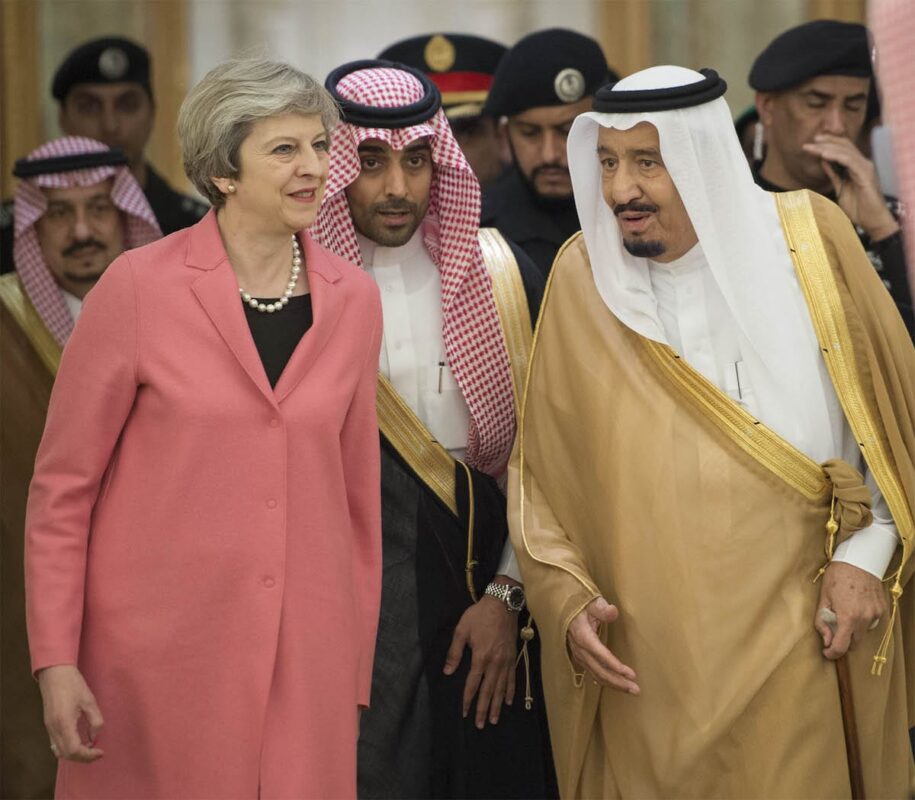 UK Prime Minister Theresa May (L) is welcomed by Saudi Arabia's King Salman bin Abdulaziz Al Saud (R) in Riyadh, Saudi on 5 April 2017 [Bandar Algaloud / Saudi Kingdom Council/Anadolu Agency]