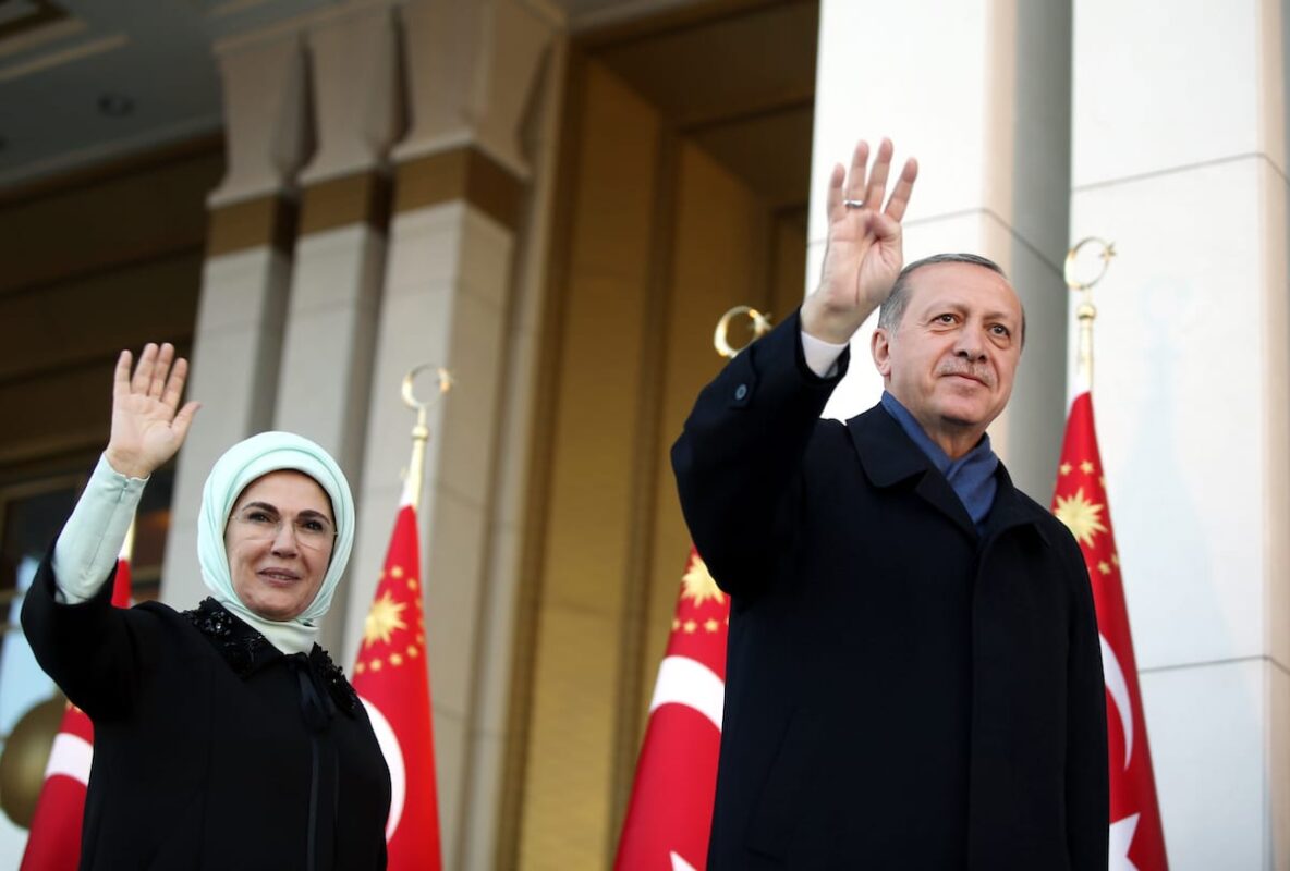 Turkish President Recep Tayyip Erdogan (R) and his wife Emine Erdogan (L) greet the crowd after the results of the referendum was announced at the Presidential Complex in Ankara, Turkey on April 17, 2017 [Turkish Presidency / Yasin Bulbul - Anadolu Agency]