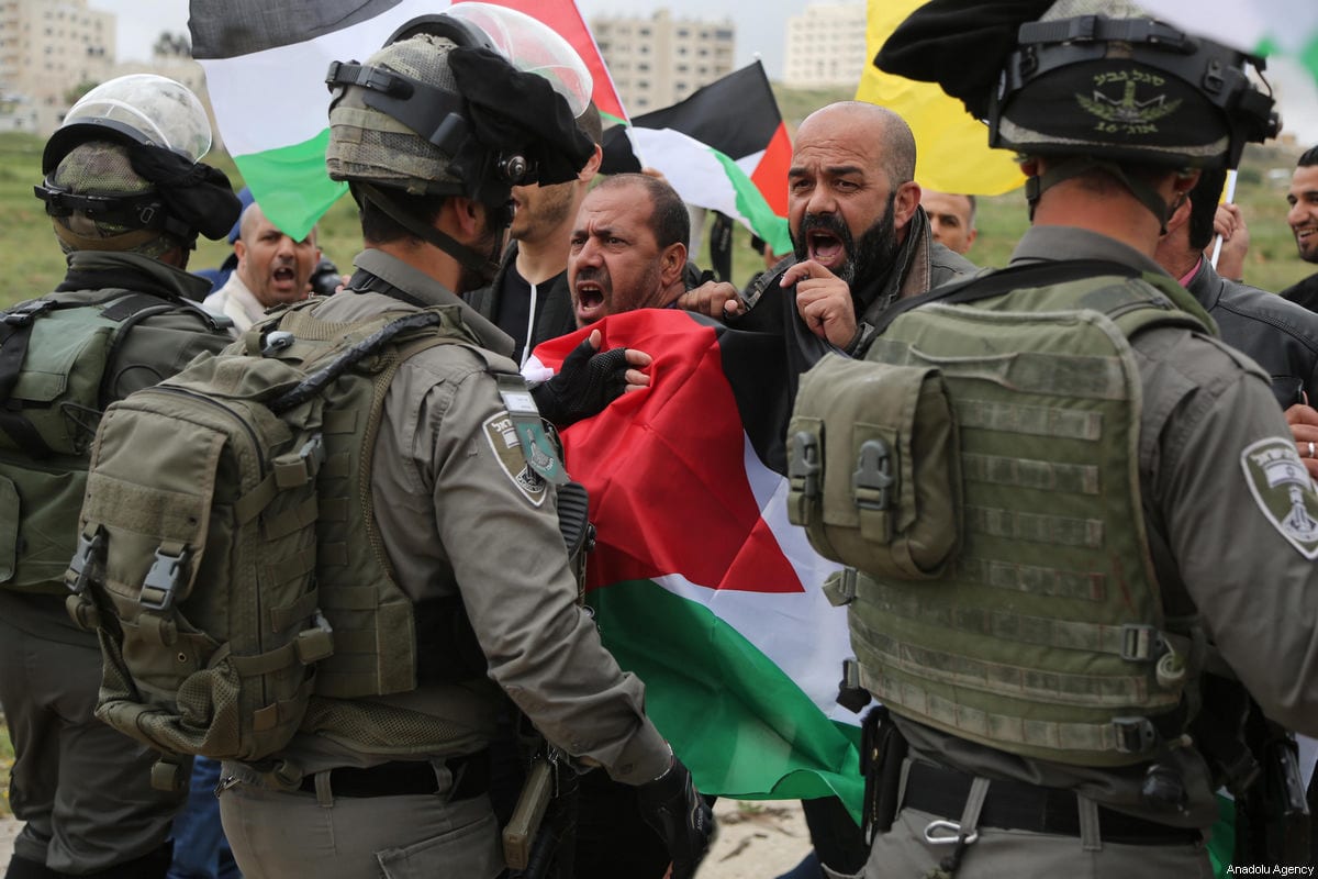 Israeli security forces break up Palestinian protests organised to show solidarity with Palestinian prisoners on hunger strike, in Ramallah, West Bank on April 23, 2017 [Issam Rimawi / Anadolu Agency]