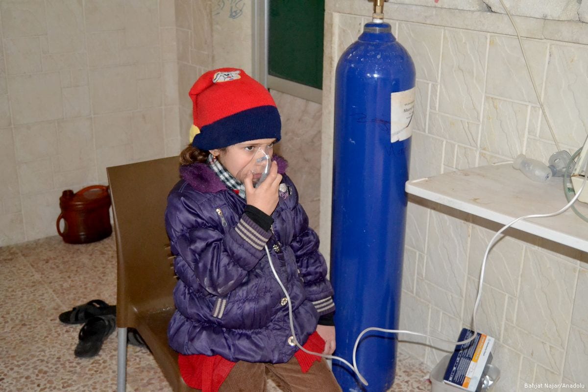 Syrian child receives treatment after Assad Regime forces attacked with suspected chlorine gas in Idlib, Syria on April 4, 2017 (Bahjat Najar - Anadolu Agency )