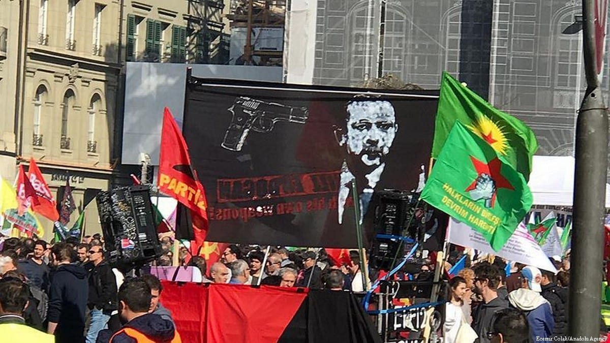 'Kill Erdogan' sign raised by protesters in Bern, Switzerland on March, 2017 [Ecenur Colak/Anadolu Agency]