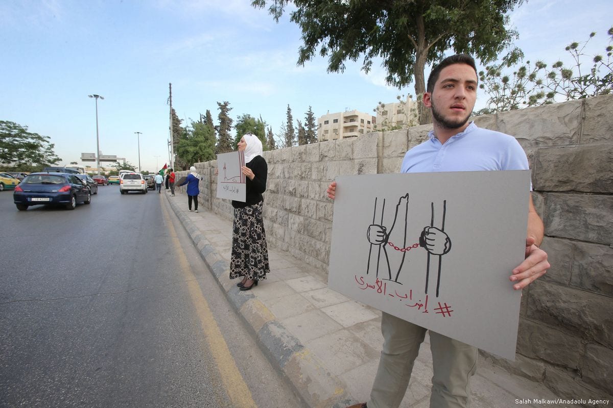 Protesters gather in support of hunger striker Palestinian prisoners held in Israeli jails on May 22, 2017 [Salah Malkawi/Anadolu Agency]