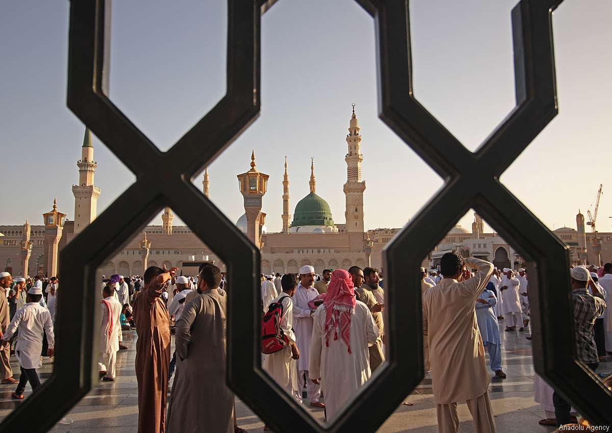 Muslims gather to perform the Eid al-Fitr prayer at Masjid al-Nabawi (The Prophet's Mosque), in Medina, Saudi Arabia on 25 June, 2017 [Faisal Khan/Anadolu Agency]