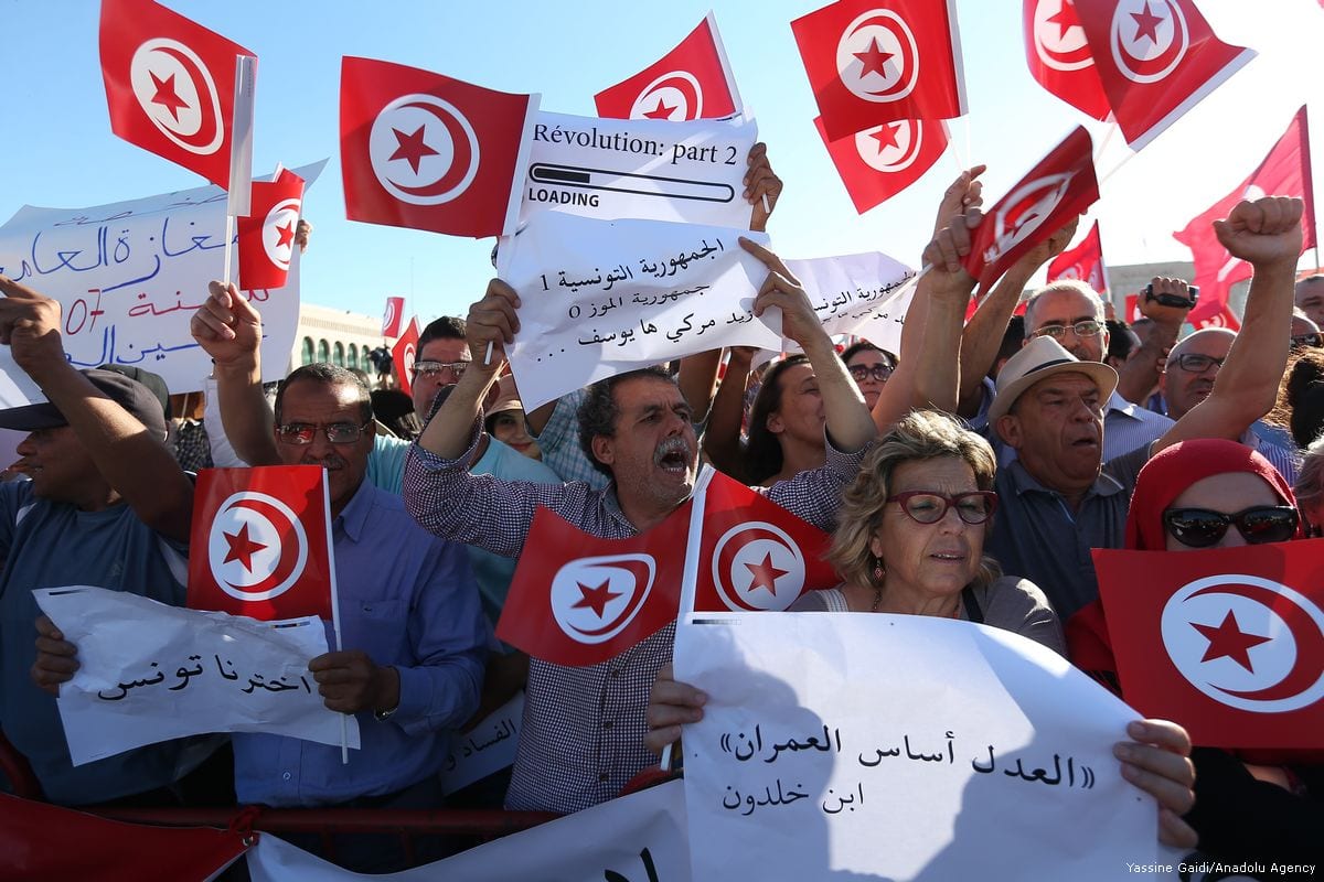 Supporters of Tunisian Prime Minister Youssef Chahed attend a demonstration against corruption in Tunis, Tunisia on May 26, 2017 [Yassine Gaidi/Anadolu Agency]