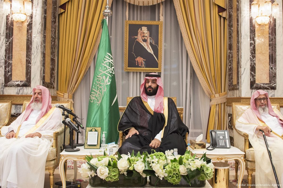 Mohammad bin Salman (C) attends a ceremony to crown him as the successor of the throne in Mecca, Saudi on 21 June 21, 2017 [Bandar Algaloud/Anadolu Agency]