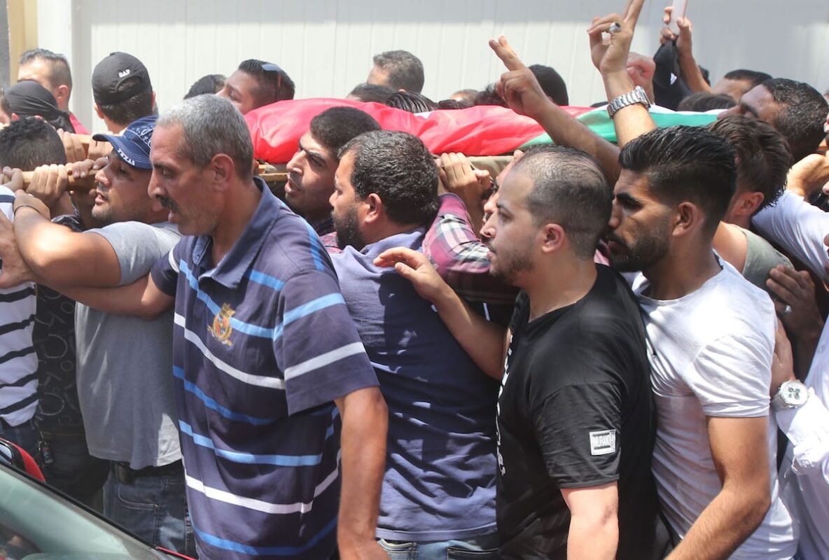 People carry the dead body of Muhammad al-Jawawdah, who was killed by an Israeli bodyguard outside the Israeli Embassy on in Amman, Jordan on 25 July, 2017 [Salah Malkawi/Anadolu Agency]