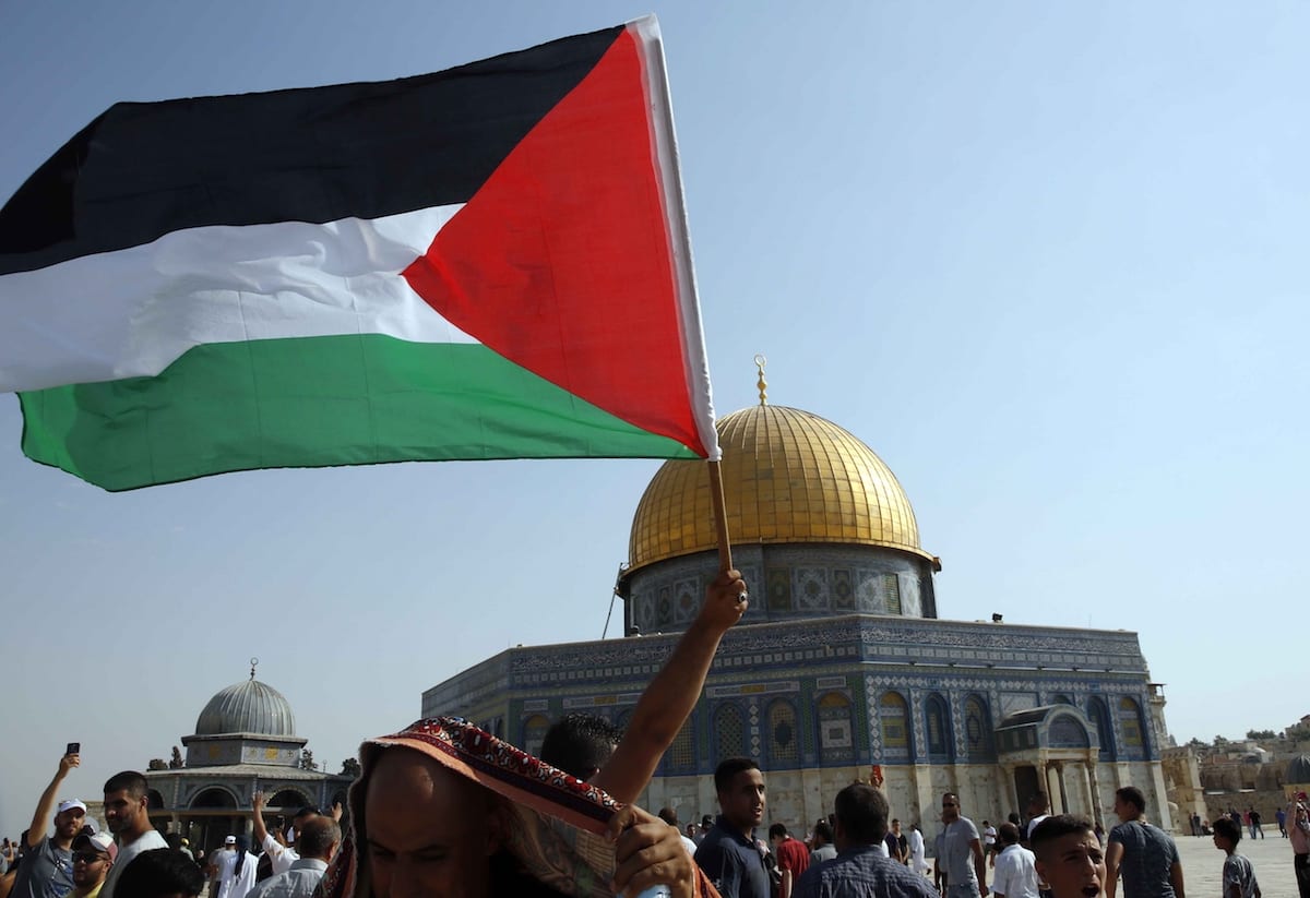 Palestinians celebrate the removal of Israeli security measures at the entrances to Al-Aqsa Mosque Compound in Jerusalem, on 27 July 2017 [Mahmoud İbrahem/Anadolu Agency]