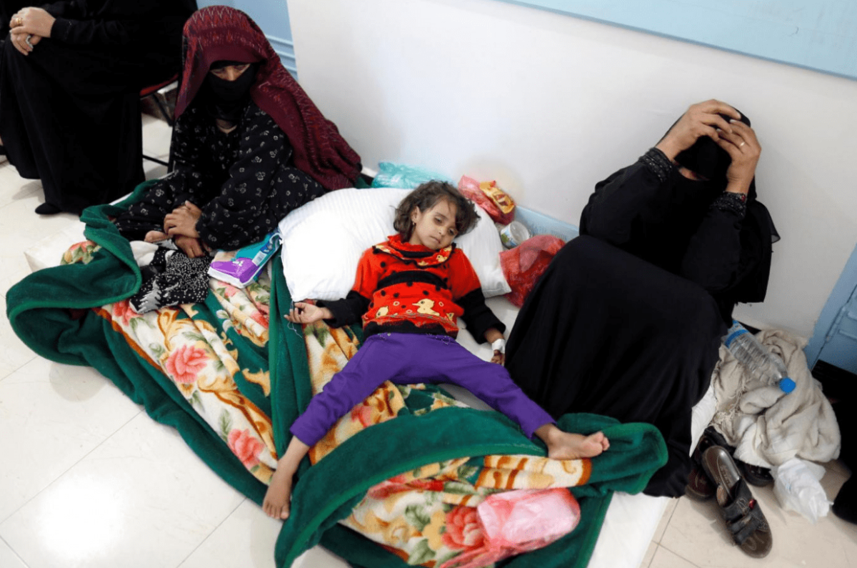 A Yemeni mother waits with her daughter as she receives medical care for cholera [Twitter]