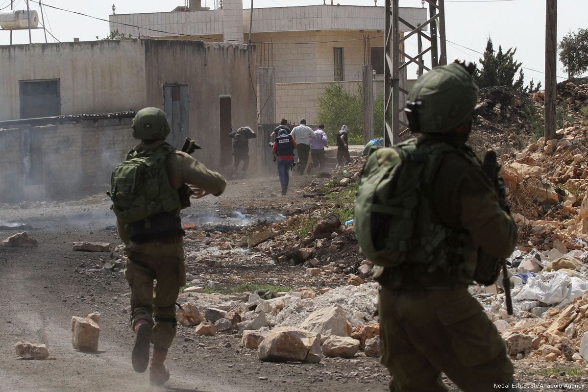 Israeli forces attack Palestinians during a demonstration against the construction of Jewish settlements in Nablus, West Bank on 25 August 2017 [Nedal Eshtayah/Anadolu Agency]