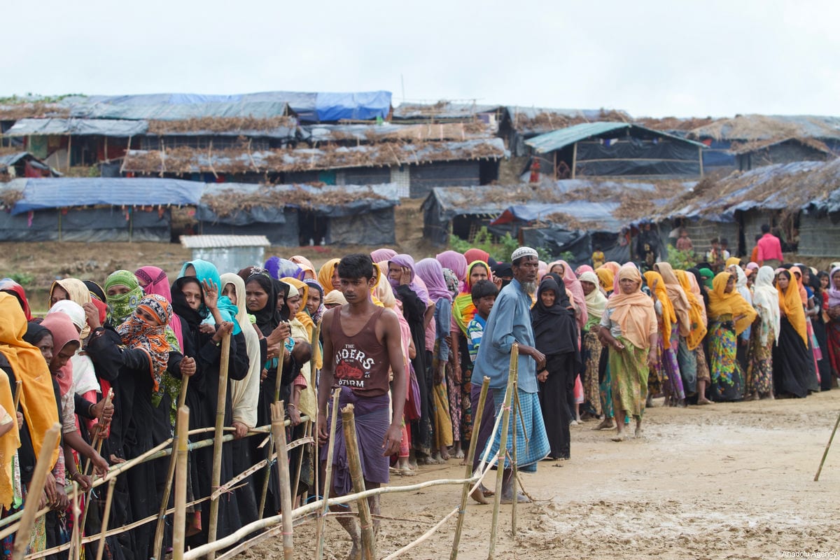 Rohingya Muslims who fled from the ongoing military operations in Myanmar’s Rakhine state, line up for food aid at a refugee camp in Cox's Bazar, Bangladesh on September 20, 2017 [Safvan Allahverdi / Anadolu Agency]