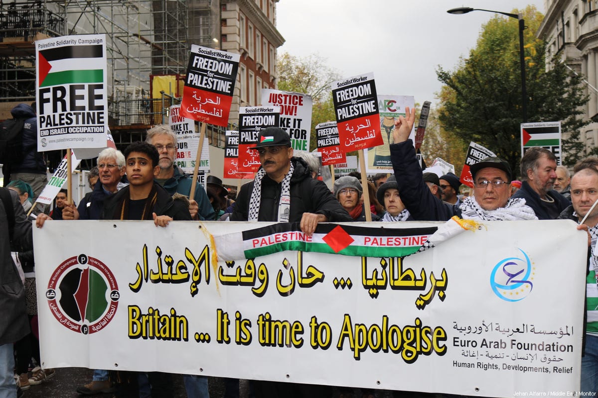 Londoners mark 100 years since Balfour Declaration in a protest to recognise the on-going oppression of Palestinians and calling for an apology from the British government, in London on November 4, 2017 [Jehan Alfarra / Middle East Monitor]