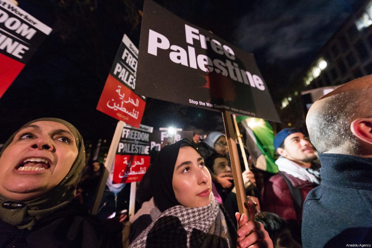 Demonstrators take part in a protest against Trump's announcement on Jerusalem outside the US Embassy in London, England on December 08, 2017. [Ray Tang / Anadolu Agency]