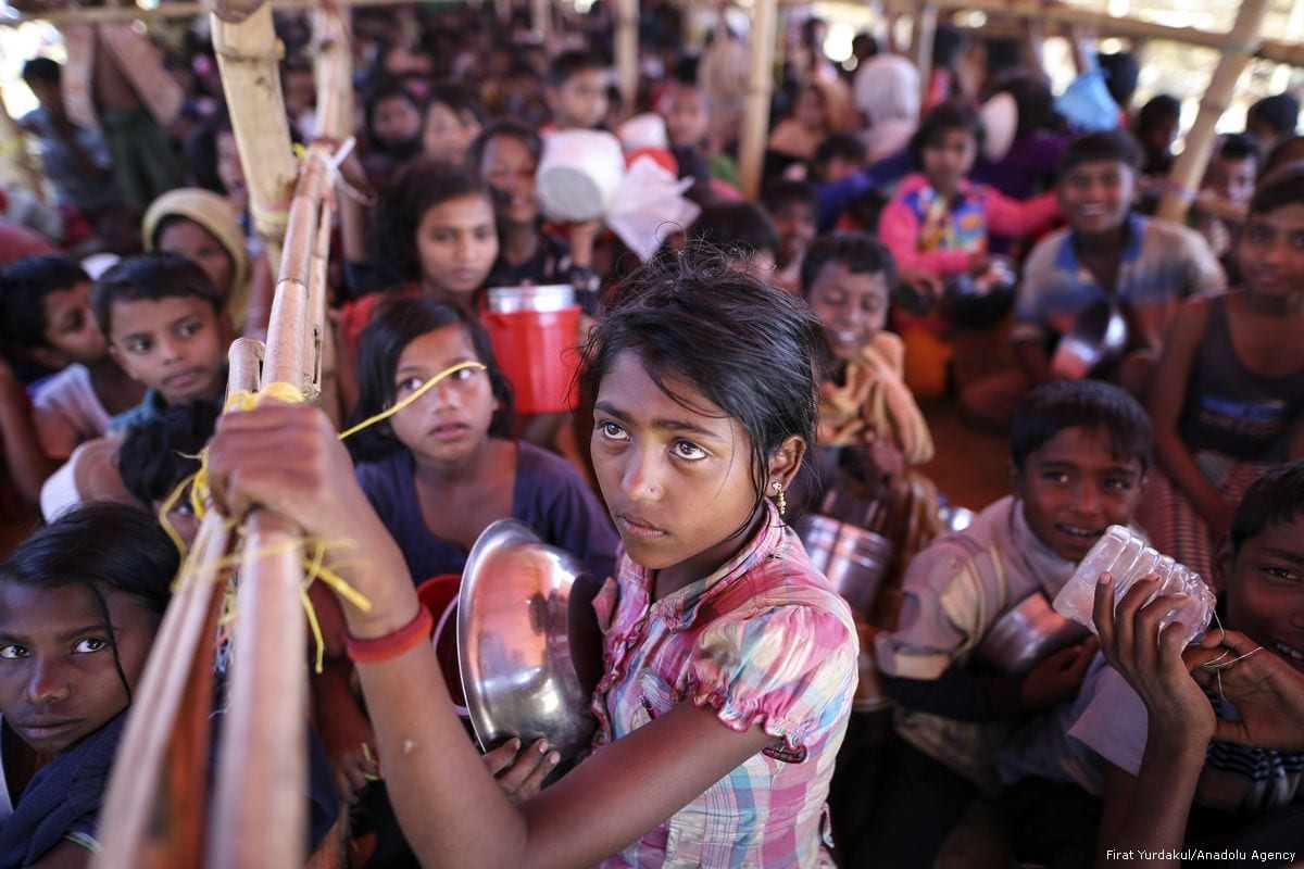 Rohingyan children wait for food aid in Cox's Bazar, Bangladesh on 30 November 2017 [Fırat Yurdakul/Anadolu Agency]